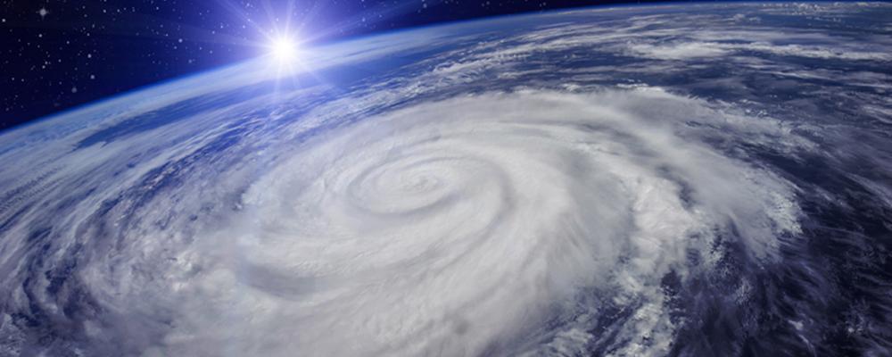 Tropisk cyklon på jorden syns från rymden