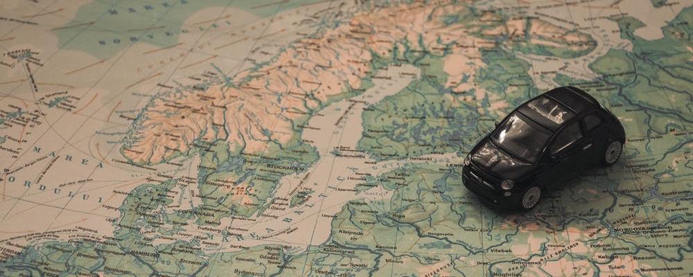 En bil på en karta