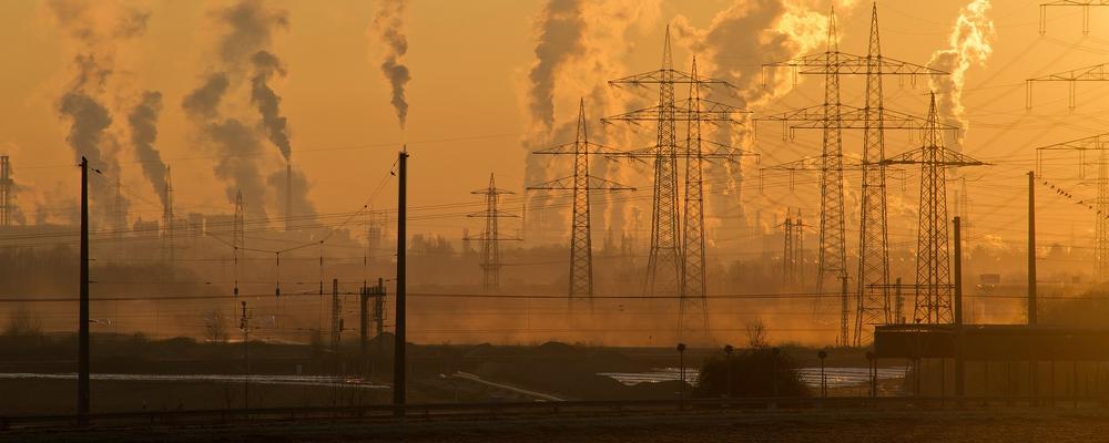 Industriområde som förorenar luften med utsläpp. 