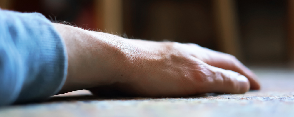 Foto av en hand som vilar på ett bord