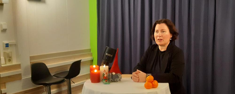 Ylva Norén Bretzer i radiostudion 