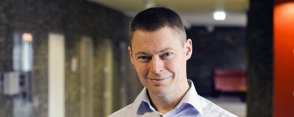 Max Petzold står i en korridor