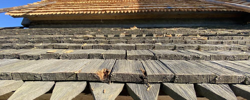 Bilden visar ett äldre kyrktak lagt med stavspån.
