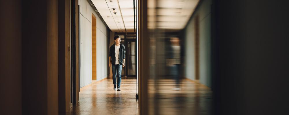 Ungdom som går i korridor på boende