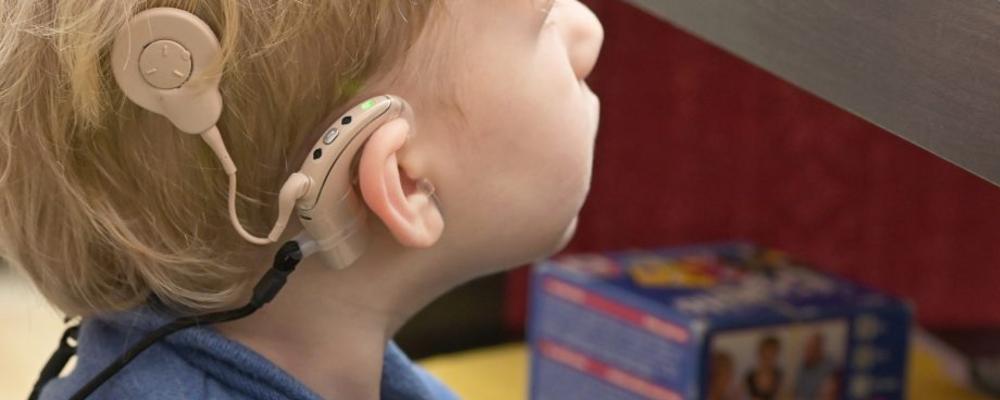 Ett barn med hörselimplantat Bild från bildbyrån iStock.