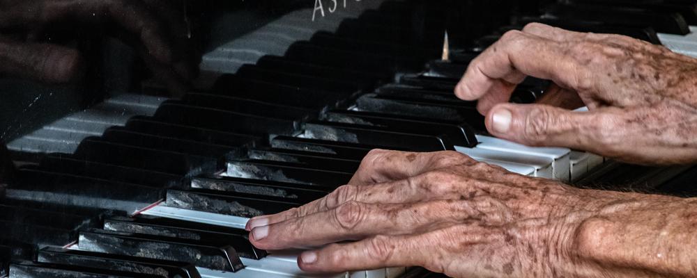 gamla händer som spelar piano