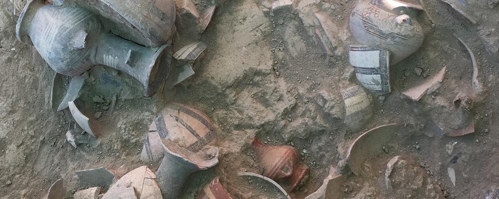 Lager med kärl som hittats vid utgrävning på Cypern