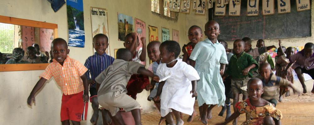 Bild på förskolebarn i Uganda.