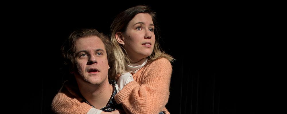 En student bär en annan student på sin rygg