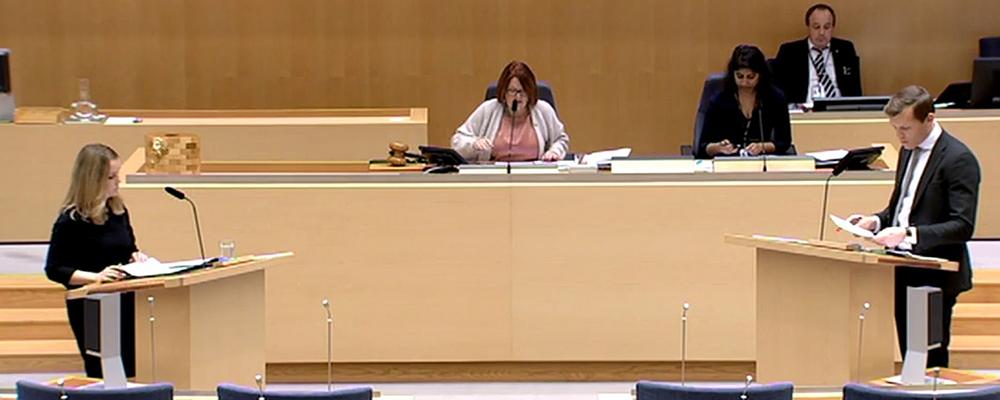 Riksdagsdebatt om vattenbruk mellan Landsbygdsminister Jennie Nilsson och oppositionspolitikern Johan Hultberg.