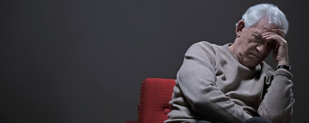 Foto av en äldre man som sitter i en fåtölj