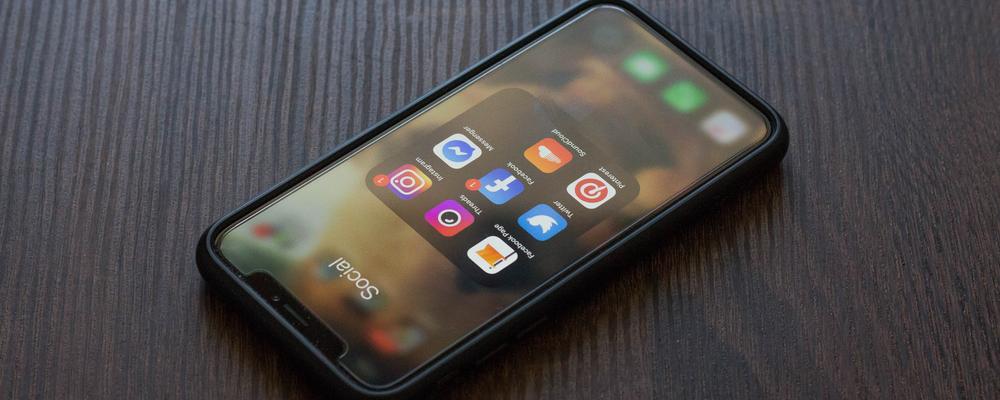 En mobiltelefon med mobilappar