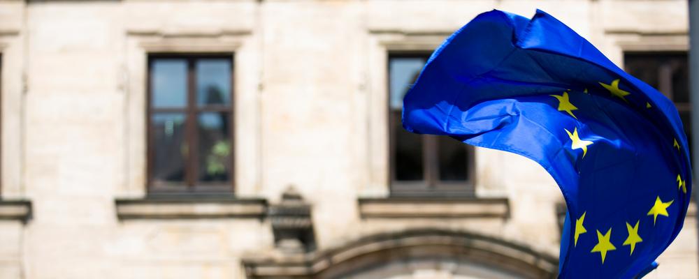 EU-flaggan vajar i vinden.
