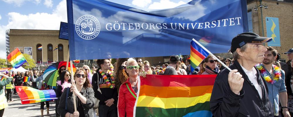 Göteborgs universitet i Regnbågsparaden under Pride 2015.