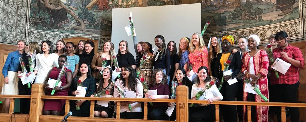 En grupp studenter står samlad i Aulan, Vasaparken under examensceremonin. 