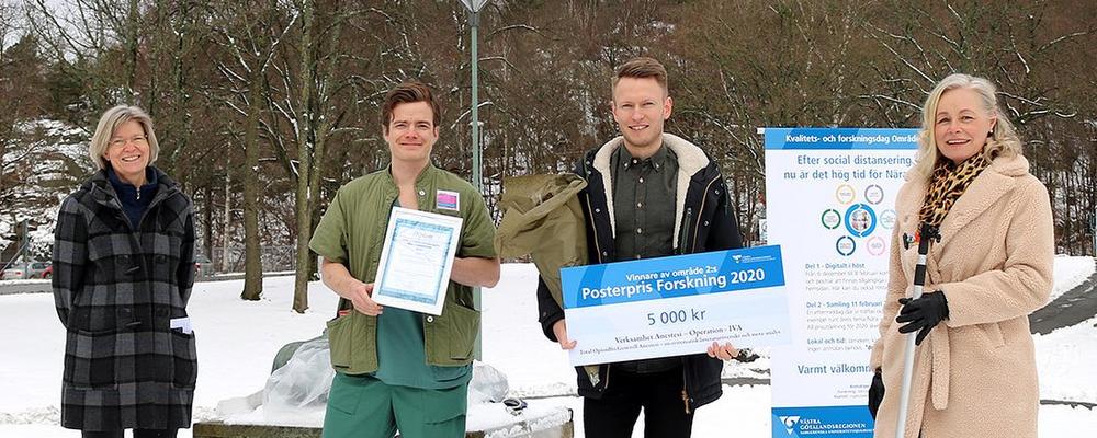 Alexander Olausson tar emot pris