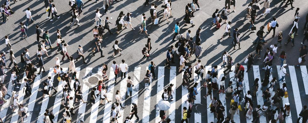 Många människor korsar en gata i Japan.
