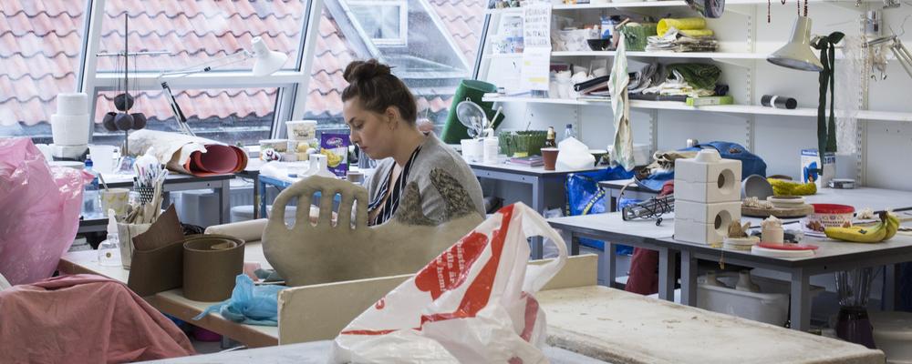 Student som arbetar med keramik 
