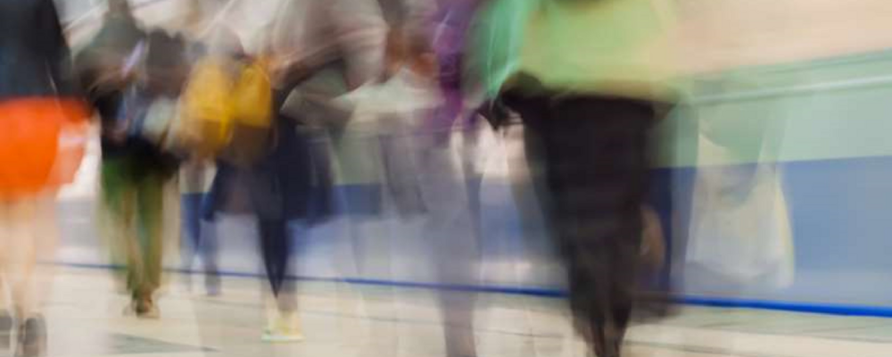 Siluetter av människor som rör sig