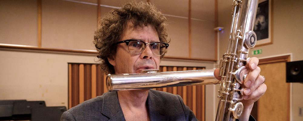 En person spelar flöjt