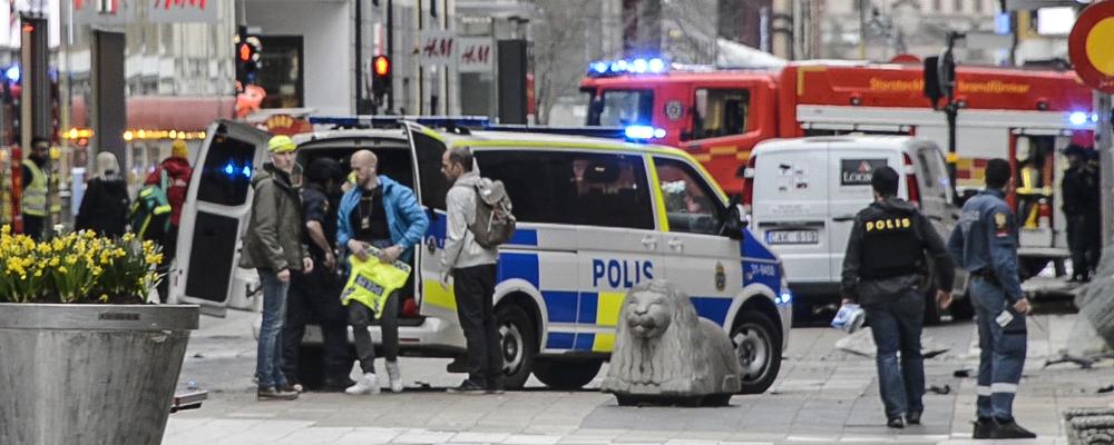 Poliser på plats efter terrorattentatet i Stockholm den 7 april 2017.