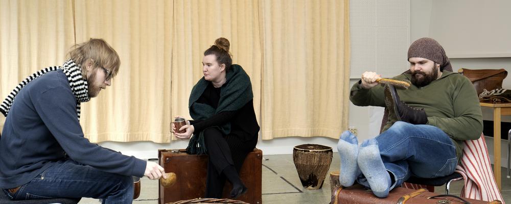 Teaterlärarna Patrik Westerbring, Amanda Gustafsson och Edvin Löfgren diskuterar en barnteaterföreställning. Simon Klasson är med via Zoom.