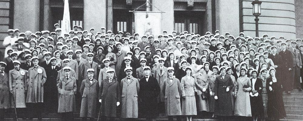 Historisk bild på studenter på trappan till universitetets huvudbyggnad i Vasaparken