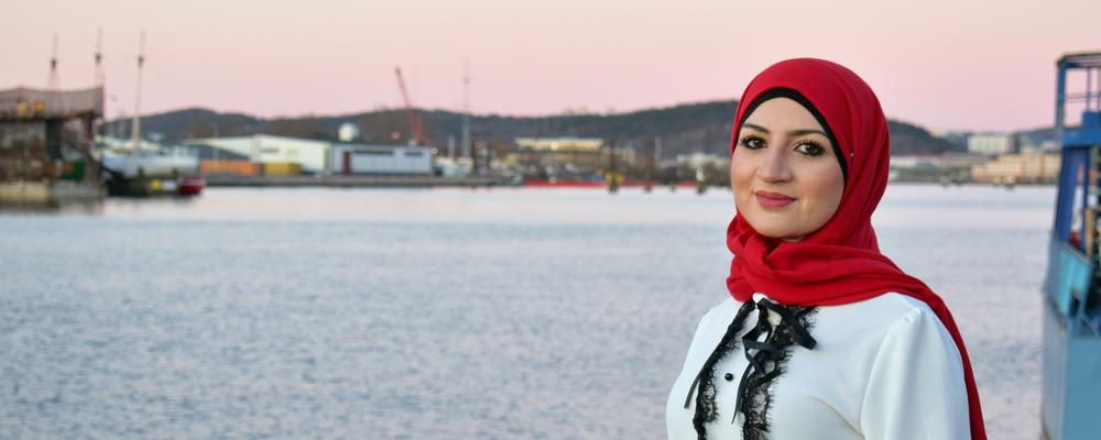 Receptariestudent Zahraa Al Abed vid Göta Älven i Göteborg.