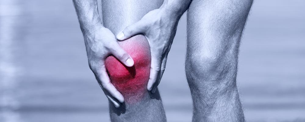 Bild på en man som har ont i knät.