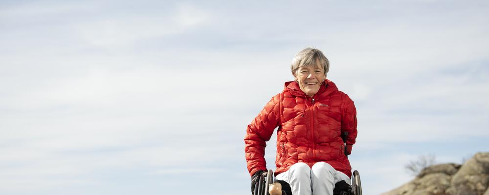 Gunilla Åhrén i sin rullstol, fotograferad på en brygga