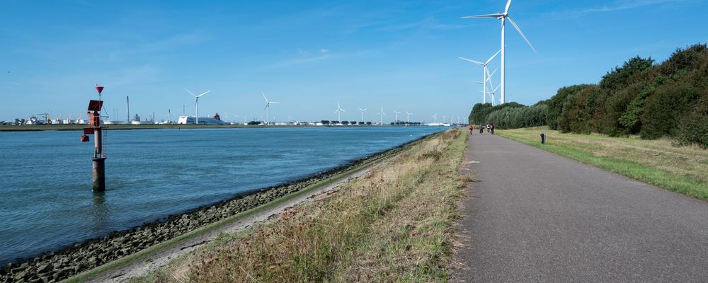Vindkraftverk vid kanal i Nederländerna.