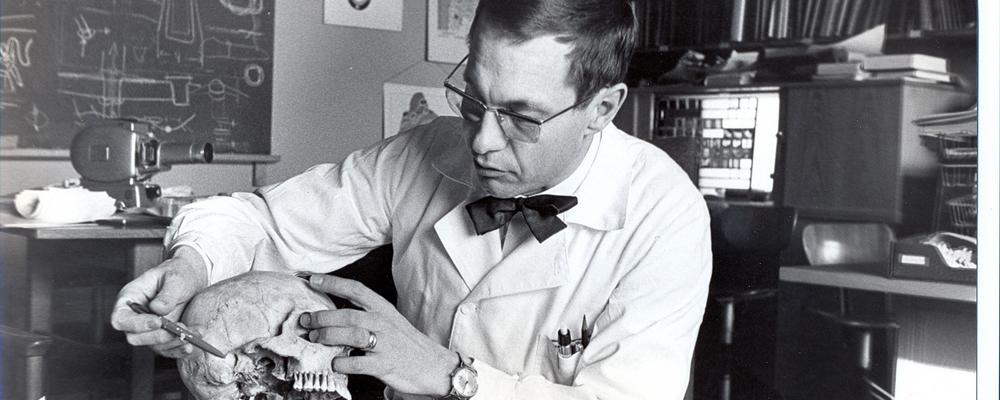 Per-Ingvar Brånemark i sitt arbetstrum på 1960-talet.