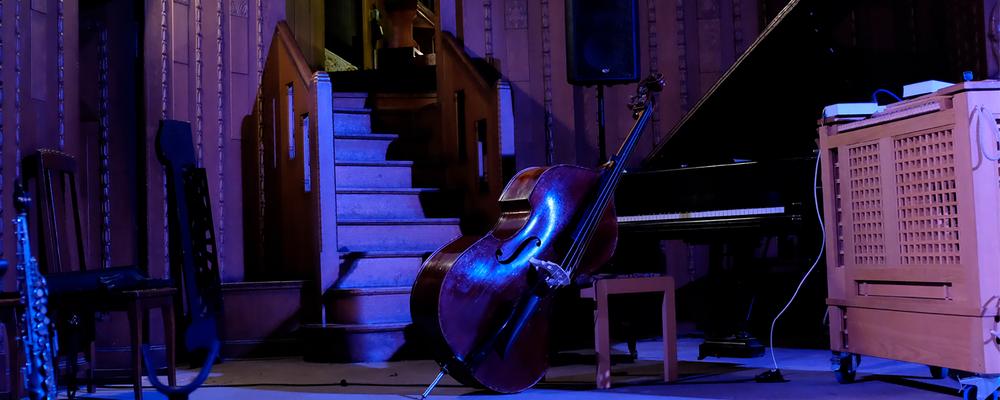 En kontrabas i ett kyrkorum