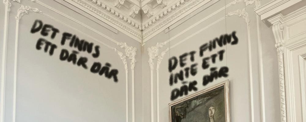 Bild på en vägg i en utställningsmiljö med texten: Det finns ett där där / Det finns inte ett där där