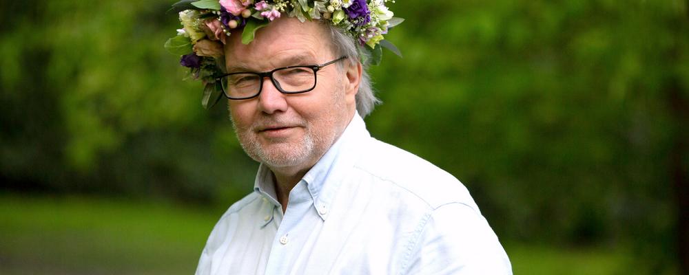 Porträtt av Ingmar Skoog med blomsterkrans i håret