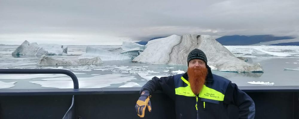 Adam Ulfsbo står ombord på fartyg i Norra Ishavet.