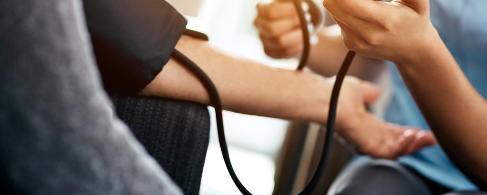 Patient får sitt blodtryck mätt av en vårdpersonal