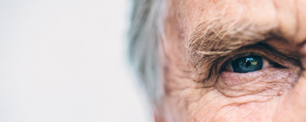 närbild på öga hos äldre kvinna
