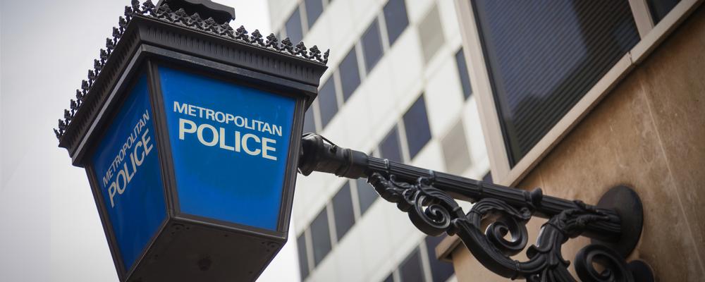 En blå gatulampa med texten Metropolitan Police på.
