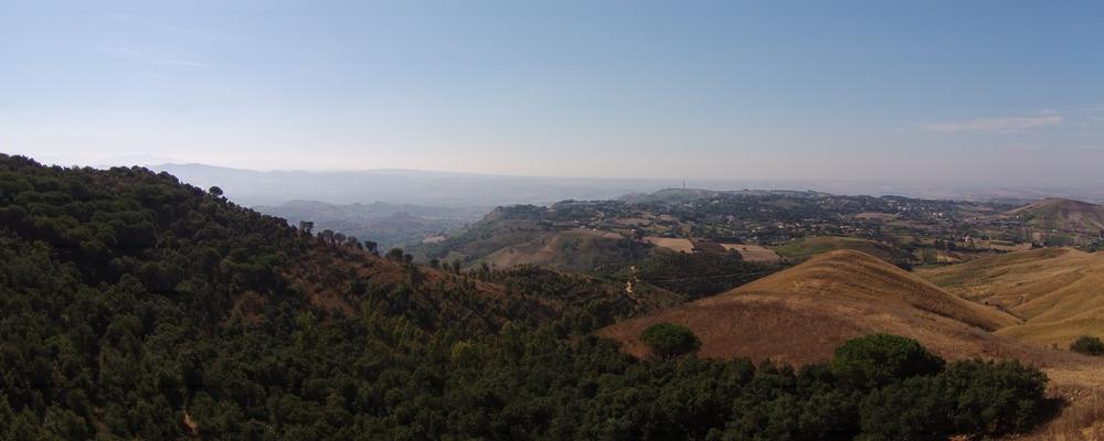 Bilden är ett drönarfoto taget från Monte Polizzos bergskam och blickar mot västkusten. 