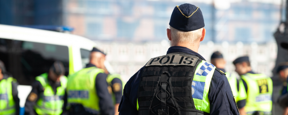 Bild på poliser med skyddsvästar i Stockholm