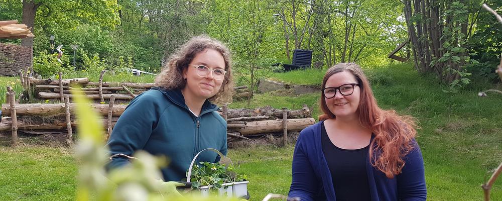 Birgitta Kaskmaa och Kajsa Urge stortrivs i den grönskande trädgården.