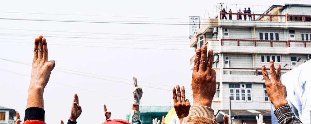 Demonstranter i Myanmar gör "three finger salute"