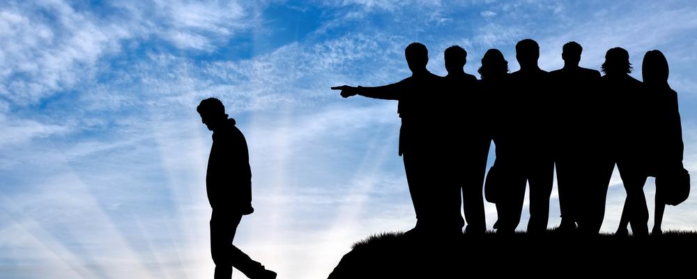 Person utesluts från en grupp. 