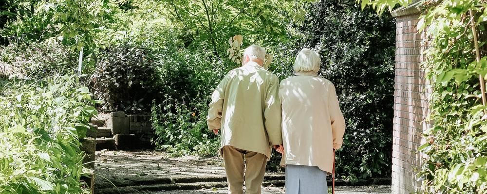 äldre personer som promenerar utomhus