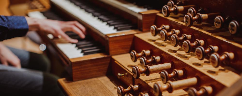 Händer som spelar på en orgel