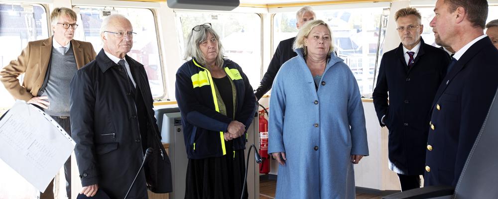 Joakim Edvardsson, captain of the Skagerak, shows King Carl XVI Gustaf and other guests around the ship. Here they are on the bridge.