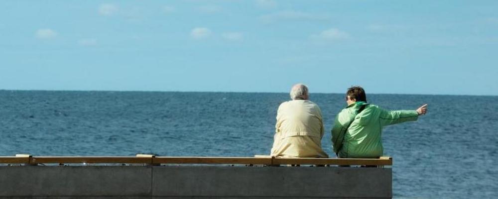 Två personer flickor ut över horisonten