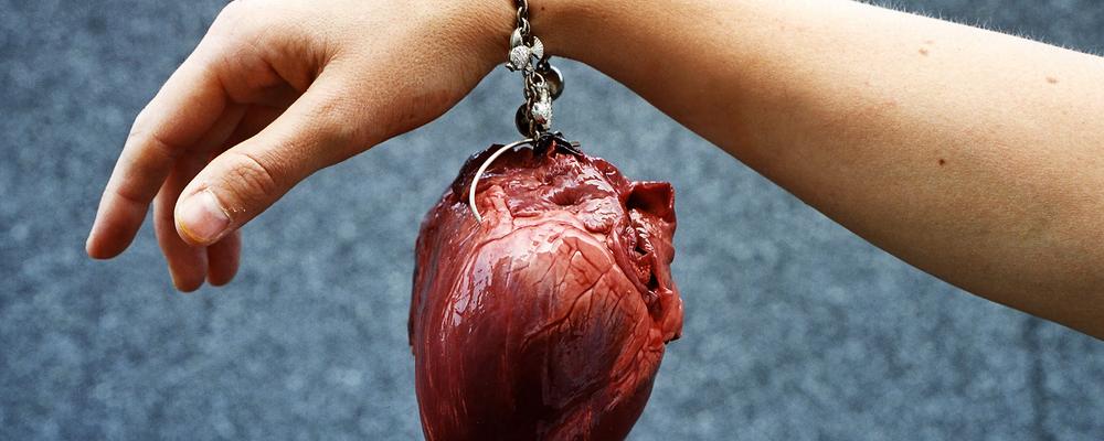Foto av ett armband med ett mänskligt hjärta som berlock. 