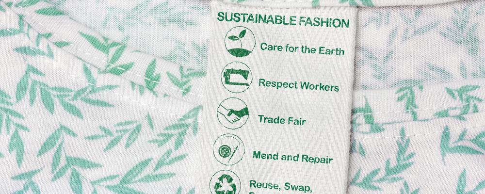 Hållbarhetsmärkning på etikett i t-shirt